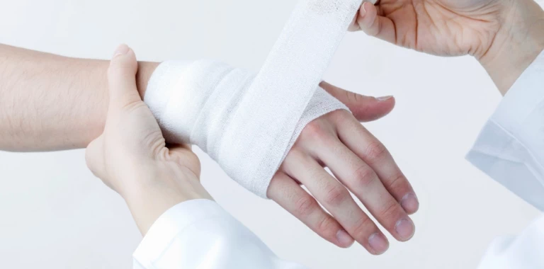 ręka w bandażu
